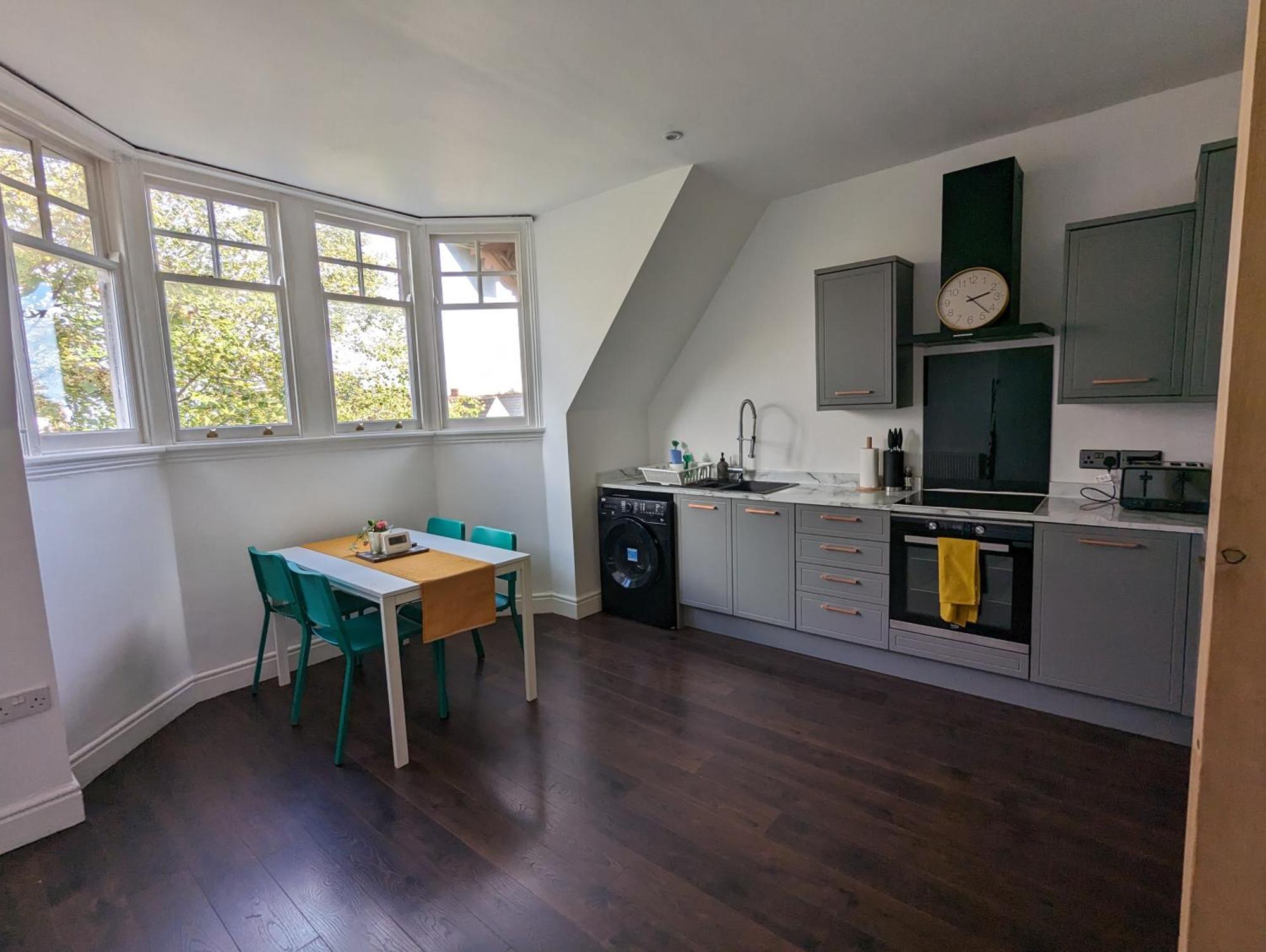 Elm - Moseley Village Apartment *